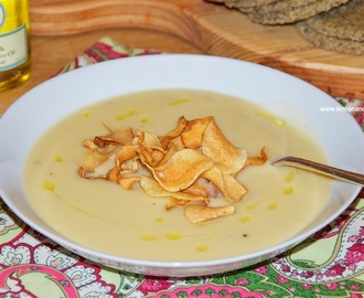 Jerusalem artichoke soup with white truffle oil / Sopa de Jerusalem artichoke com óleo de trufa branca.