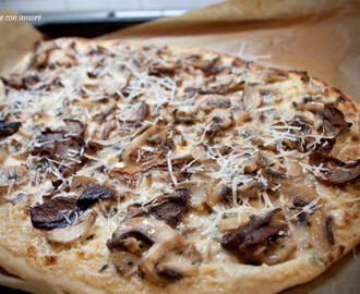 Domácí pizza s houbami a mascarpone