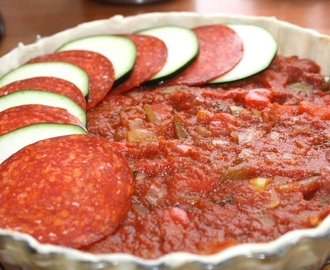 Tarte chorizo & courgette sur lit de sauce tomate aux poivrons