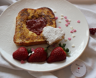 Valentinstags-Frühstück Himbeer Pancakes und herzliche Erdbeer-Vanille French Toasts