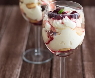 Löffelbiskuit-Mascarpone-Schichtdessert im Glass/ Ladyfingers-Mascarpone layer dessert in glass