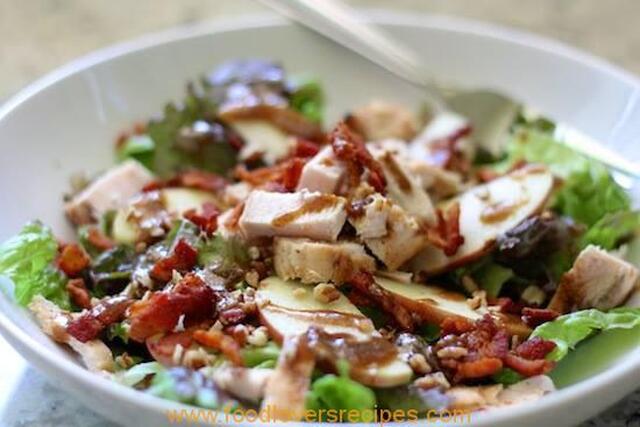 APPLE, BACON AND PECAN SALAD WITH BALSAMIC DRESSING