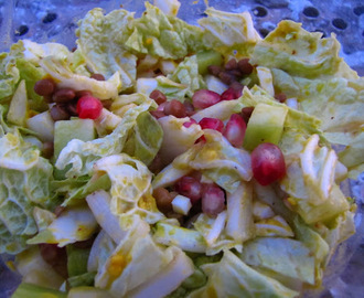 Salát z čínského zelí, s čočkou, granátovým jablkem a medovo-hořčicovou zálivkou