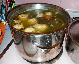 Recette de soupe de poulet aux boulettes de pain azyme (knaidlach) seder Rosh Hachana