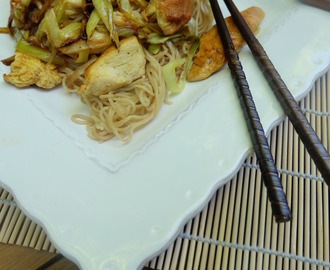 Szybki obiad na sposób azjatycki – kurczak, por i azjatycki makaron.