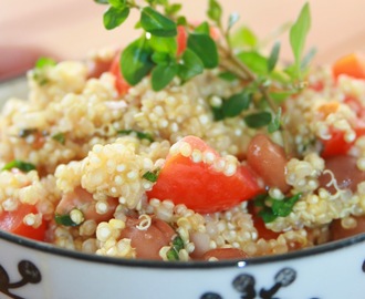 Würziger Quinoa mit Tomaten und Bohnen