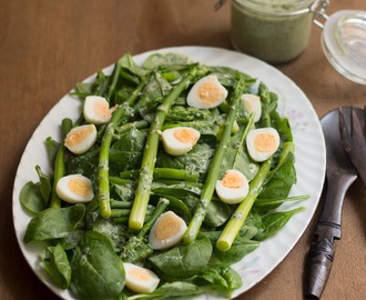 Spinat-Spargel Salat mit Wachteleier/ Spinach-asparagus salad with quail eggs