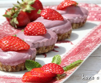 Eis-Erdbeertörtchen mit Açai (roh-vegan, glutenfrei)