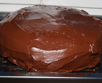 Čokoládový dort s čokoládou zalitý v zakysaně smetanové čokoládě