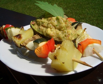 Guacamole à la já s ogrilovaným masem, zeleninou a grilovanou Kačkou