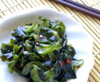 Sunomono (Wakame Seaweed and Cucumber Salad)