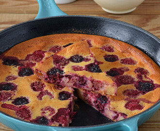 Pfannkuchen o pastel tortita de frambuesas y moras. Receta sin gluten y sin lactosa 