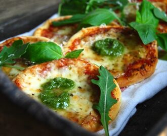 Pizzettas med tomatsås, salami, mozzarella, Västerbottensost & pesto | Catarina Königs matblogg
