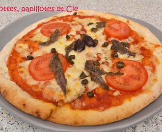Pizza tomates, mozzarella, anchois et câpres