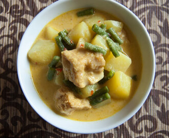 Tofu und Gemüse Eintopf (Sayur Tahu Campur)