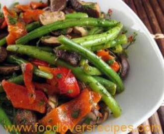 ROASTED RED PEPPER AND GREEN BEAN SALAD