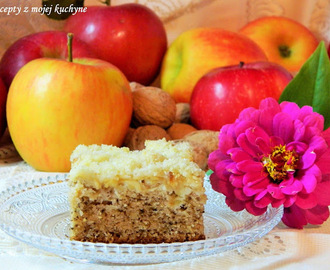 Orechový koláč s jablkami a drobenkou