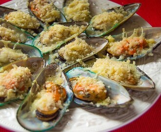 Baked Mussels With Cheesy Garlic Butter Topping
