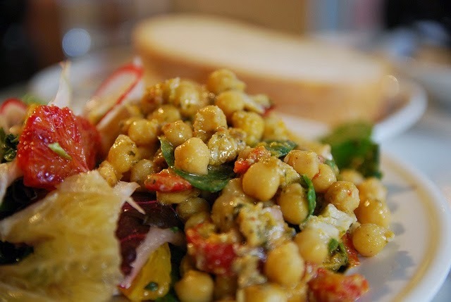 Recette de salade de pois chiches aux tomates séchées, saveur basilic - vegan