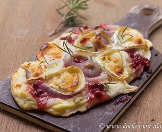 Flammkuchen mit Preiselbeermarmelade, Zwiebeln und Ziegenkäse/ Tarte flambée with cranberry jam, onion and goat cheese
