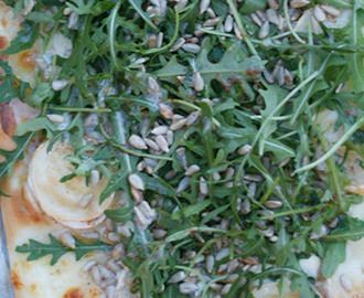 Pizza bianco med chevre, rucola, solroskärnor och brynt smör