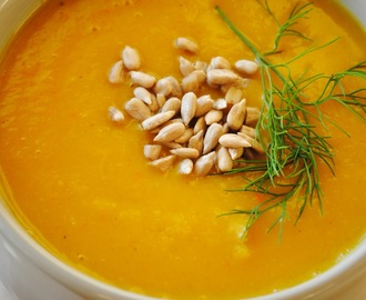 Lekko pikantna zupa krem z dyni z mlekiem migdałowym (wegańska)