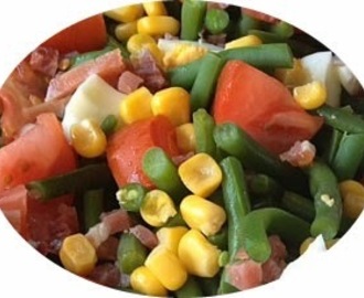 Recette de salade composée aux haricots verts, fromage, tomates, carottes, maïs, sauce crème