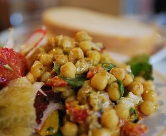 Recette de salade de pois chiches aux tomates cerises, basilic, poivron, épicée - vegan (Inde)