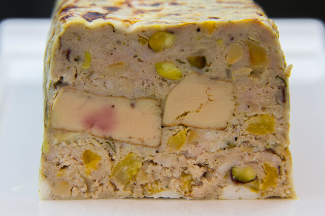 Terrine de porc et foie gras, pistaches et abricots