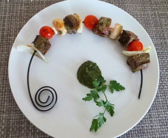 Brochettes de bœuf marinées au pesto de persil plat (Beef skewers marinated with parsley pesto)