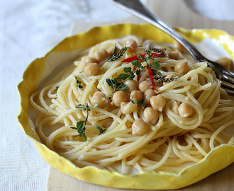 Spaghetti con ceci, aglio, olio e peperoncino