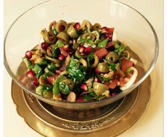 Invitation au voyage : Zeytoon parvardeh...à ma façon : salade d'olives vertes au zaatar et à la grenade.