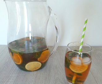 Thé glacé à la menthe bergamote et citron vert (Iced tea with bergamot mint and lime)