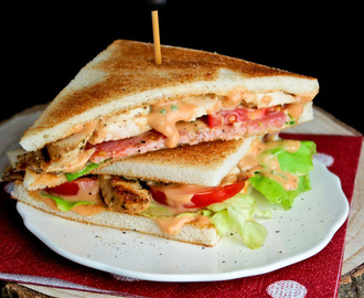 Clubsandwich met gegrilde kip, bacon, tomaten en twee snelle sausjes!