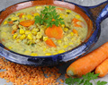 rote linsen-mais-suppe mit karotten und koriander