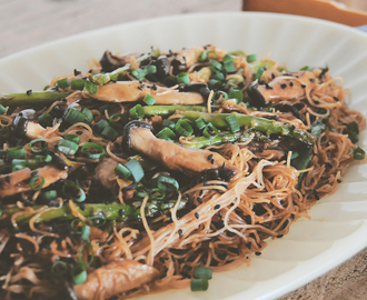 noodles, cogumelos, aspargos e molho de ostra
