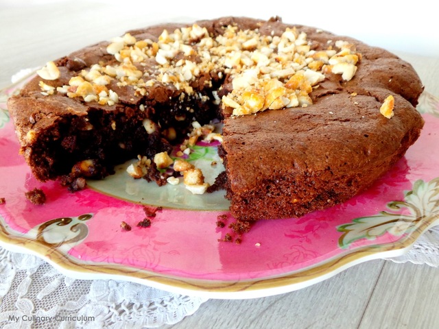 Gâteau moelleux au chocolat et aux cacahuètes caramélisées (Chocolate cake with caramelized peanuts)
