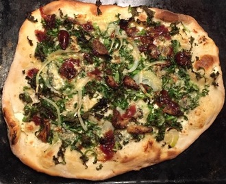 Pizza med grönkål, blåmögelost och dadlar