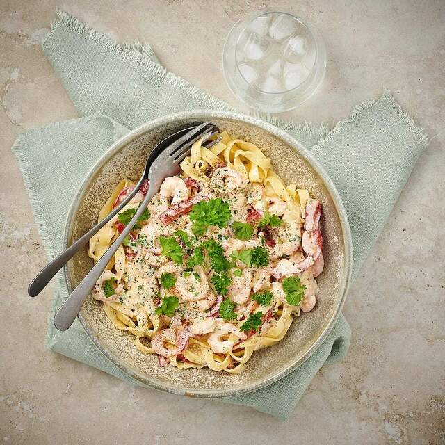 Krämig pasta med räkor och vitlök