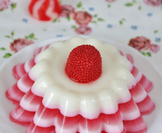 Gelatina de fresa y leche condensada en capas ( Strawberry & condensed milk jellies in layers)