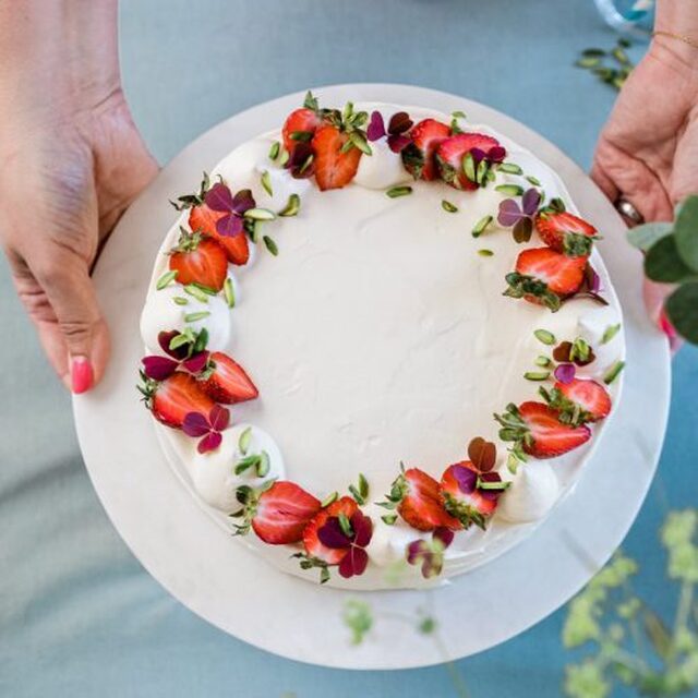 Sommartårta med jordgubbar och passionsfruktstryffel