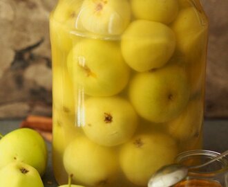 Jabłka kiszone z miodem i przyprawami korzennymi