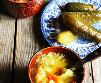 Zupa ogórkowa z ziemniakami na żeberkach - pyszny domowy smak - przepis tradycyjny