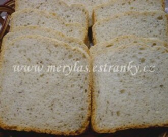 Bílý chléb s bramborem z domácí pekárny