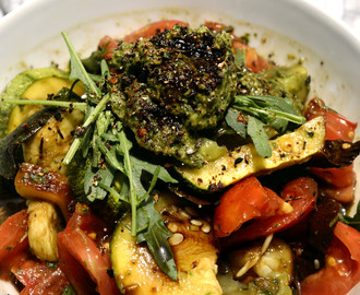 Tomaten Zucchini Salat mit Mandel Pesto und Rucola