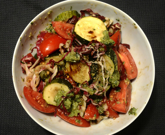 Zucchini Tomaten Salat mit Kapern und Pesto