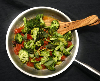 Broccoli mit Tomaten, Oliven und Basilikum