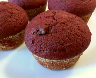 Muffiny: červené s hořkou čokoládou