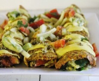 Raw vegan enchiladas se „sýrovou“ omáčkou, ořechovým masem a koriandrovou salsou