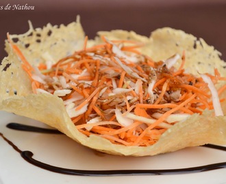 Salade de carottes et chou blanc dans sa corolle de parmesan, vinaigrette au balsamique